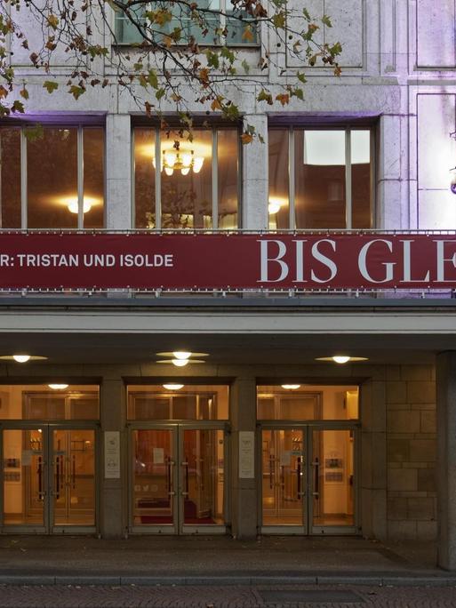 Das Düsseldorfer Opernhaus mit einem Transparent "Bis gleich" bleibt vorerst geschlossen.