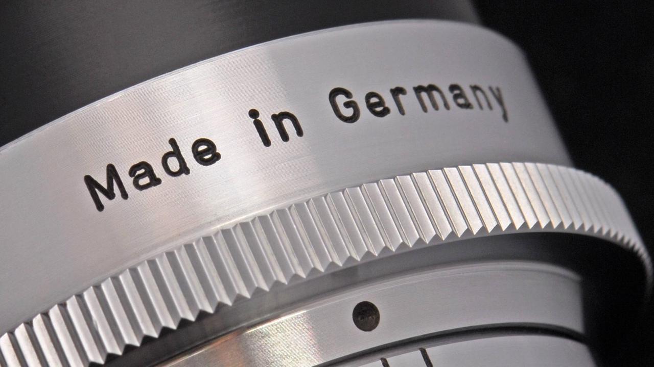 Ein "Made in Germany"-Schriftzug auf dem Rand eines Foto-Objektivs.