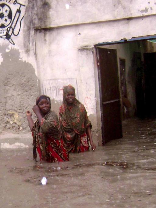 Zwei Frauen vor ihren überfluteten Häusern am 21. Mai 2009.