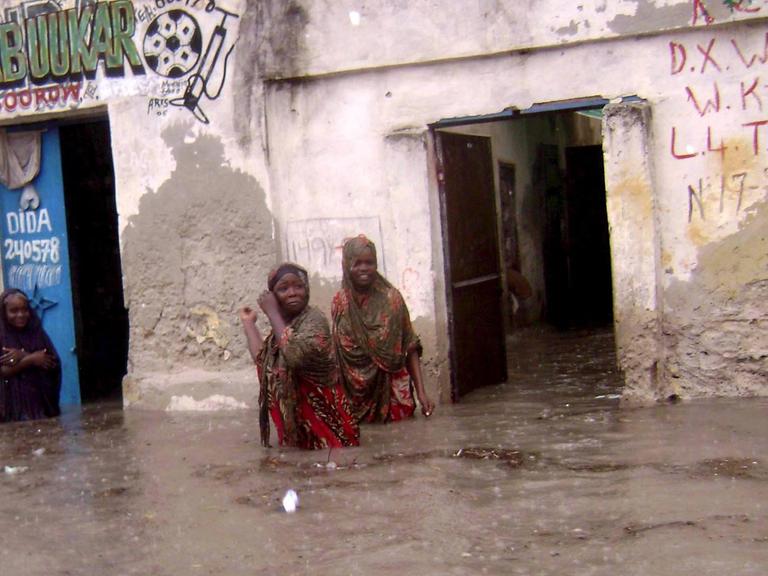 Zwei Frauen vor ihren überfluteten Häusern am 21. Mai 2009.