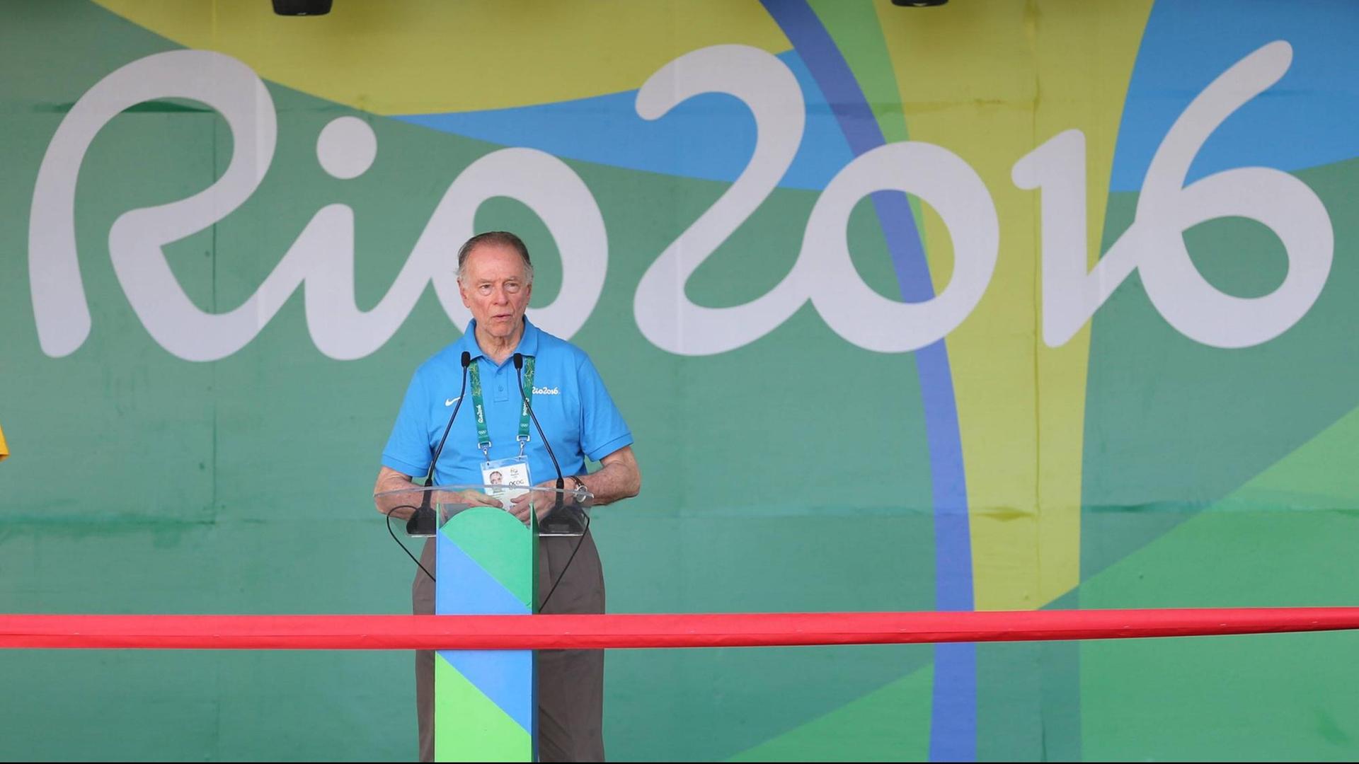 Der Präsident des brasilianischen NOK, Carlos Nuzman, hält eine Rede bei der Eröffnungszeremonie der Olympischen Spiele 2016 im Olympischen Dorf in Rio.