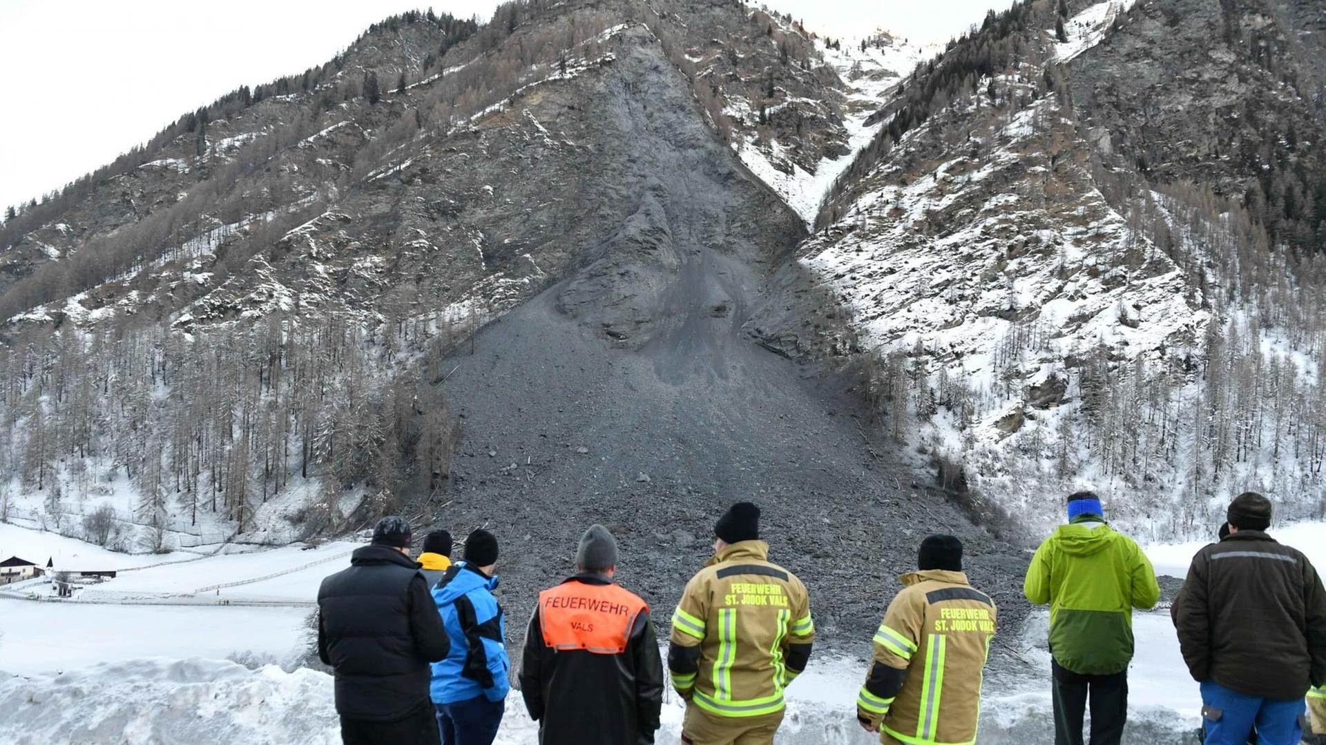 In der Gemeinde Vals in Österreich ist es zu einem Fels-Sturz gekommen. Zu sehen sind Einsatz-Kräfte vor dem Berg aus Gestein.