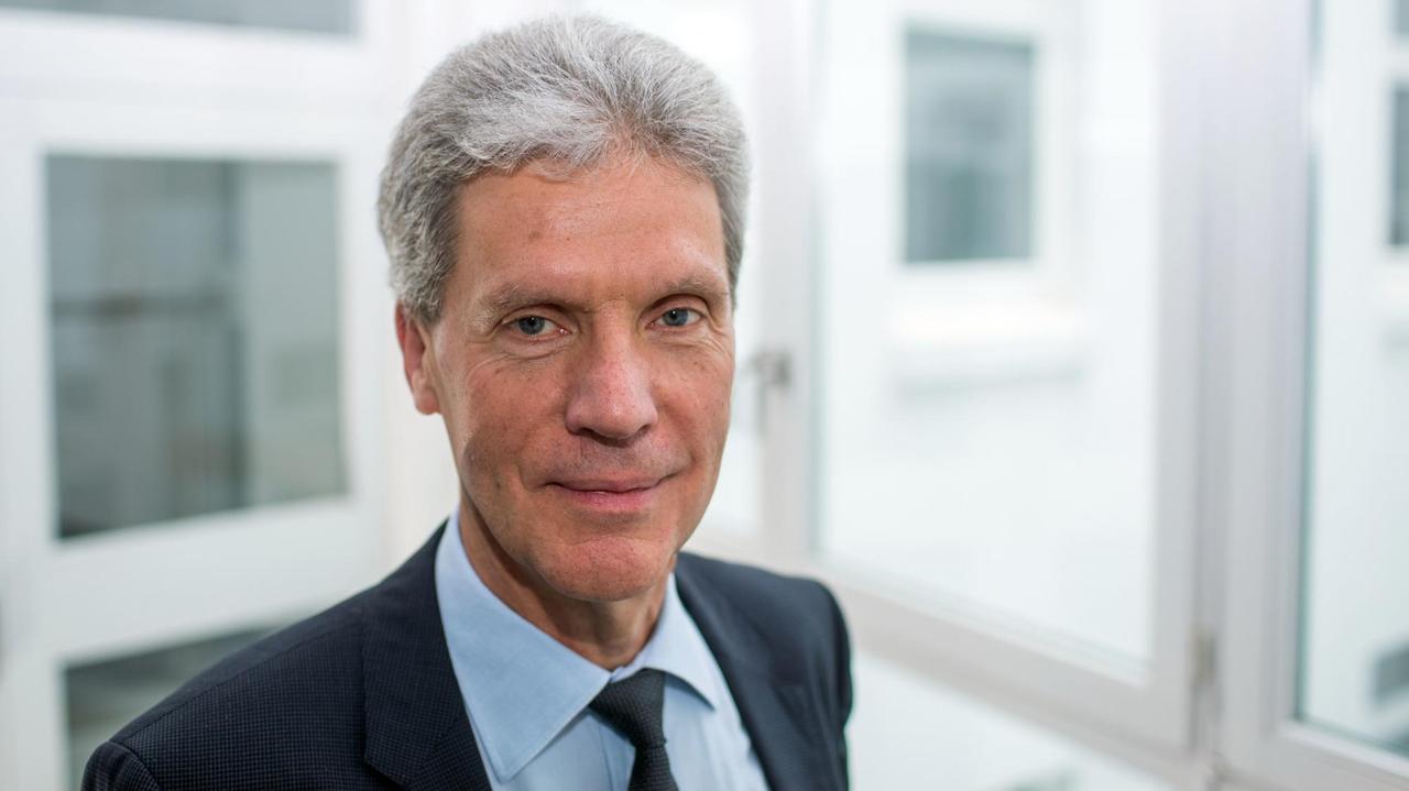 Der Landtagsabgeordnete der Linken im Landtag von Mecklenburg-Vorpommern, Helmut Holter, fotografiert am 04.07.2017 in Schwerin (Mecklenburg-Vorpommern). Holter übernimmt von der seit Monten erkrankten Thüringer Bildungsministerin Klaubert (Linke) das Amt. Holter, der acht Jahre Regierungserfahrung in Mecklenburg-Vorpommern hat, soll die angekündigten Reformen in der Bildungspolitik umsetzen. Nach Angaben der Staatskanzlei wird Holter in der nächsten Landtagssitzung nach der parlamentarischen Sommerpause - voraussichtlich am 30. August - als Minister für Bildung, Jugend und Sport des Landes Thüringen vereidigt. 