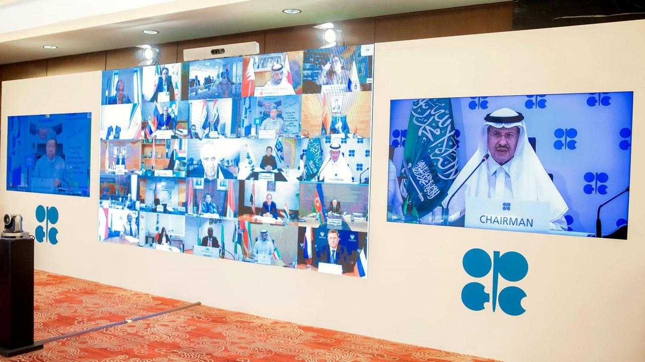 Der saudische Energieminister Prinz Abdulasis bin Salman al-Saud bei einer Pressekonferenz der OPEC im April 2020