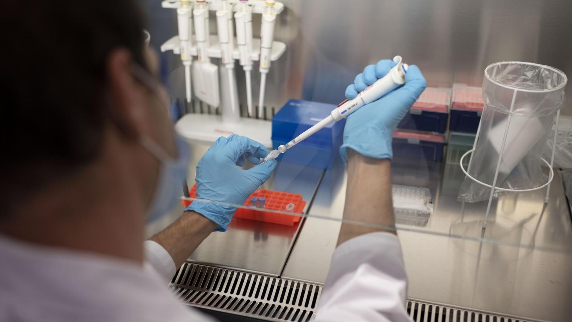Ein Labormitarbeiter bereitet im Functional Genomics Center (FGCZ) der Universitaet und ETH Zürich SARS-CoV2-Proben zur Genomsequenzierung vor