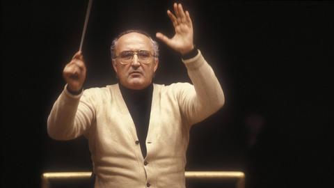 Der italienische Violinist und Dirigent Salvatore Accardo leitet ein Orchester