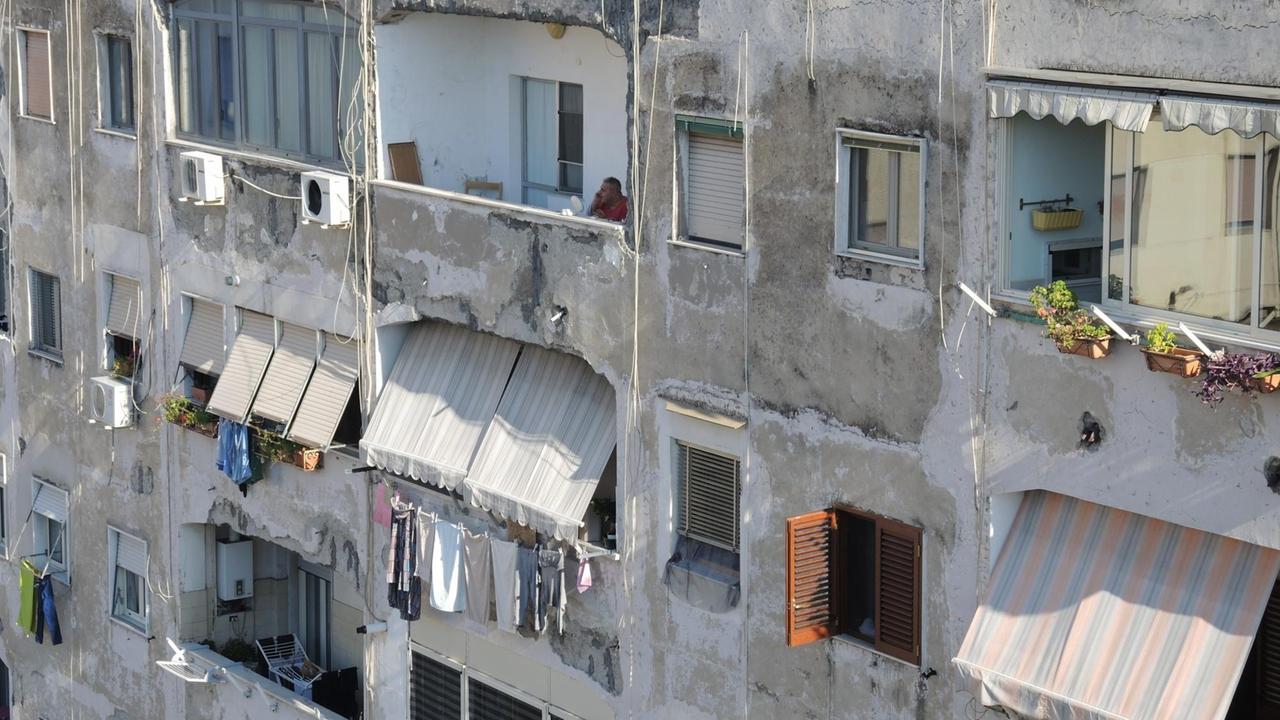 Blick auf ein Wohnhaus im Rione Luzzatti in Neapel (Italien), aufgenommen am 23.11.2017. 