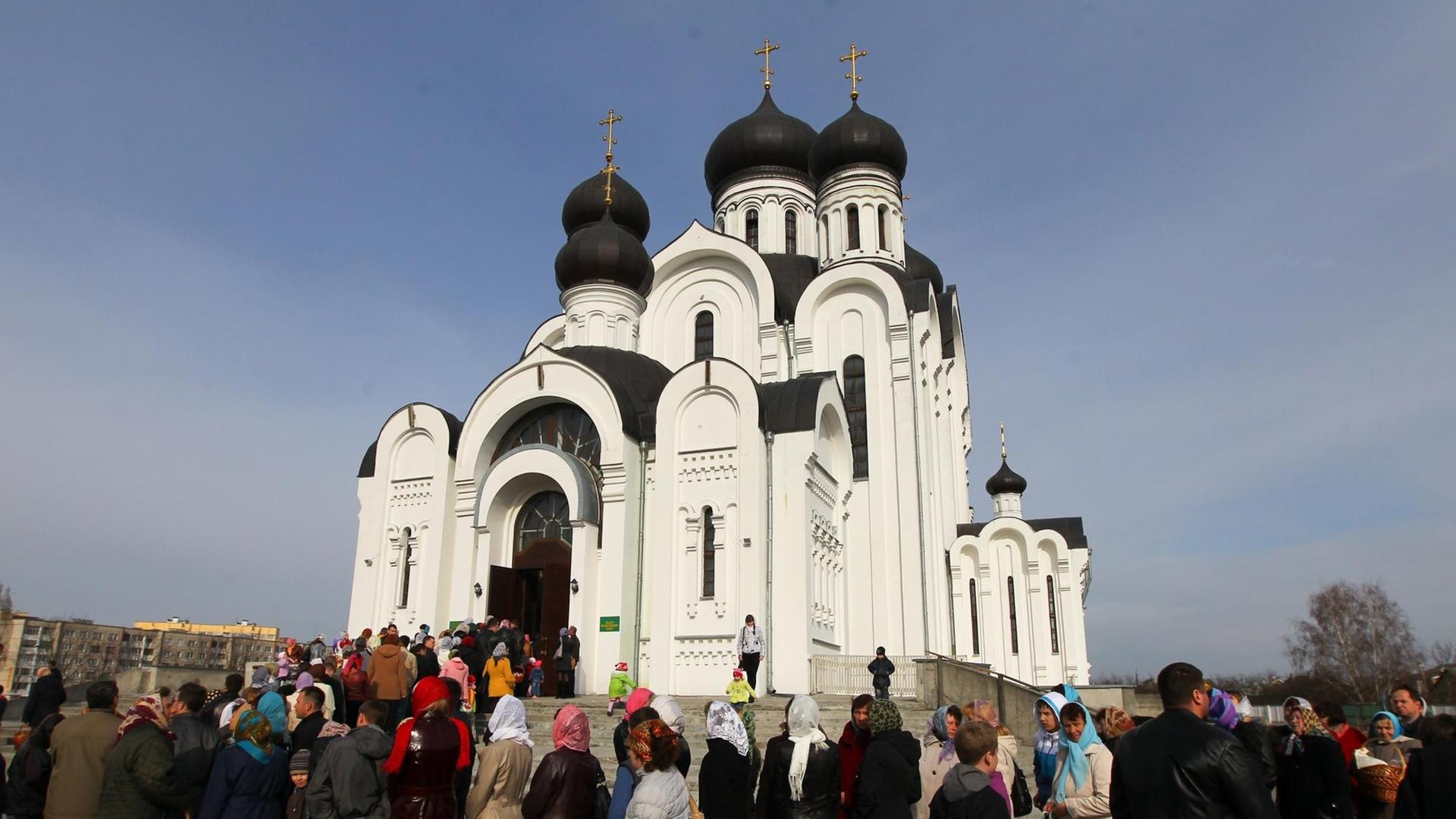Gläubige vor der Kirche von Saint Theodore von Amasea in Pinsk.