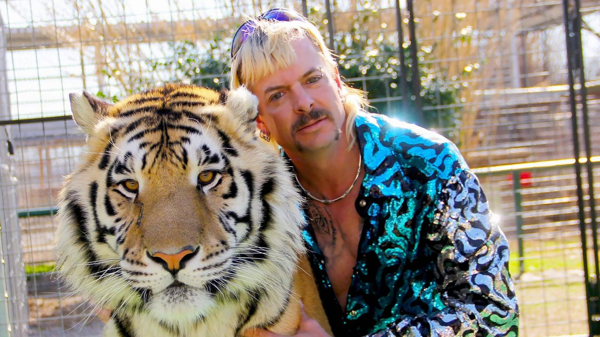 Der ehemalige Betreiber eines Privatzoos, Joe Exotic, mit einem seiner Tiger.