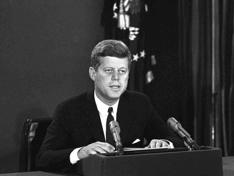 US-Präsident John F. Kennedy kündigt am 22. Oktober 1962 in einer Fernseh- und Radioansprache eine Seeblockade Kubas an.
