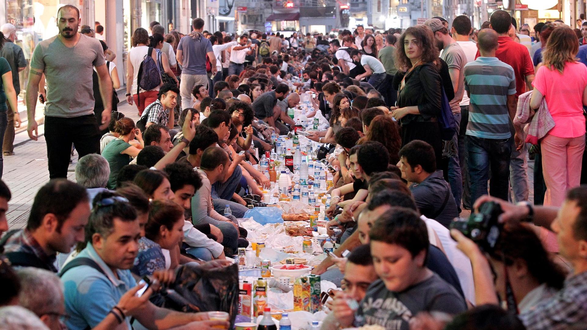 epa03783187 Turkish protesters break their fast on the first day of Ramadan on Istiklal Street during an anti-government protest near Taksim Square in Istanbul, Turkey 10 July 2013. The number of people known to have died during recent anti-government pro epa03783187 Turkish protesters break their fast on the first day of Ramadan on Istiklal Street during an anti-government protest near Taksim Square in Istanbul, Turkey 10 July 2013. The number of people known to have died during recent anti-government pro