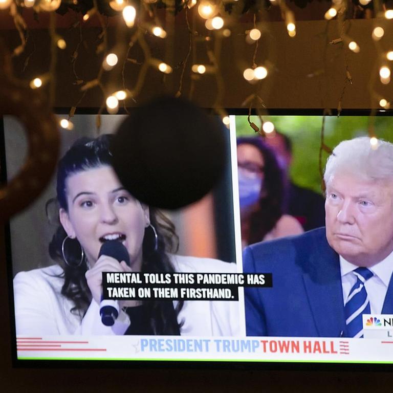 US-Amerikaner verfolgen das Townhall Meeting von Donald Trump auuf einem Fernseher