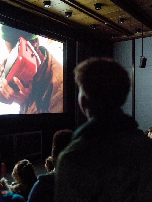 Eindrücke vom Kino Asyl Festival 2016: Zuschauer sitzen in einem Kino und schauen auf die Leinwand des Kinos
