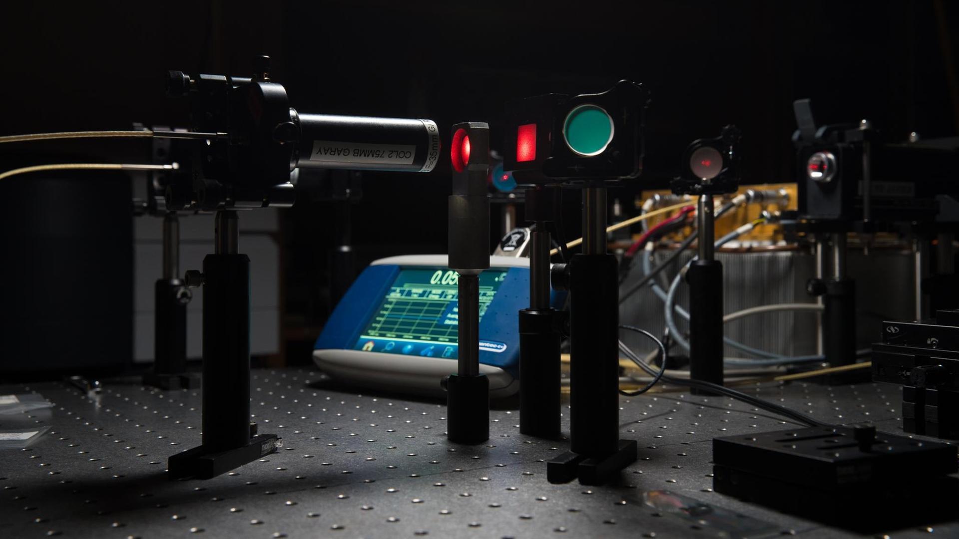 Laseranordnung zur Prüfung und Messung der Transparenz von keramischen Materialien