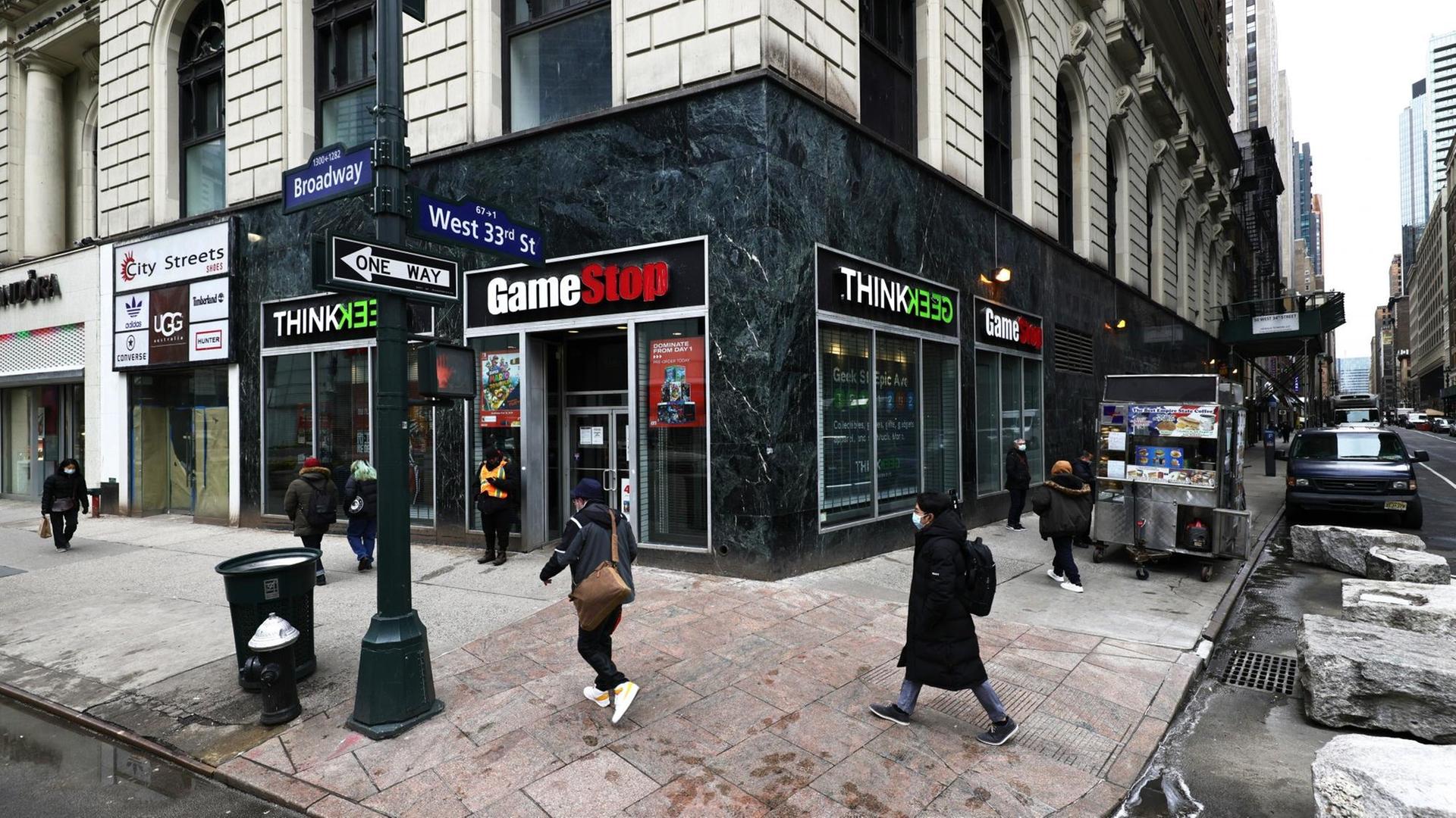 Passanten laufen an einer GameStop-Filiale in New York City vorbei.