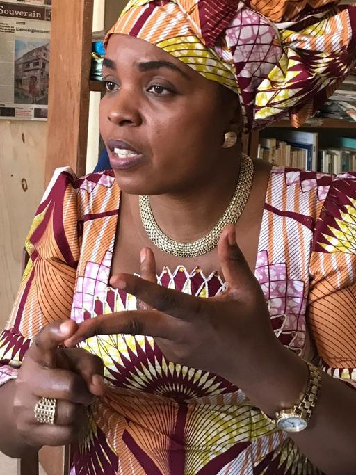 Solange Lusiku Nsimire, Chefredakteurin der Zeitung "Le Souverain" in den Redaktionsräumen in Bukavu, der Hauptstadt der ostkongolesischen Provinz Südkivu.
