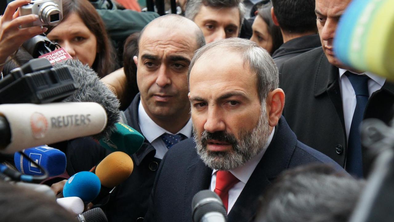 Der armenische Premierminister Nikol Pashinyan geht zur Wahlurne