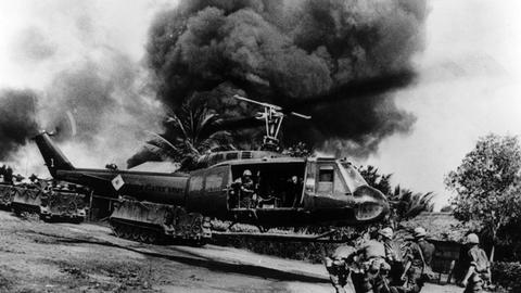 Soldaten der US-Armee tragen am 11.05.1968 in Saigon einen verletzten Kameraden zu einem Helikopter der diesen zu einem Lazarett bringt.