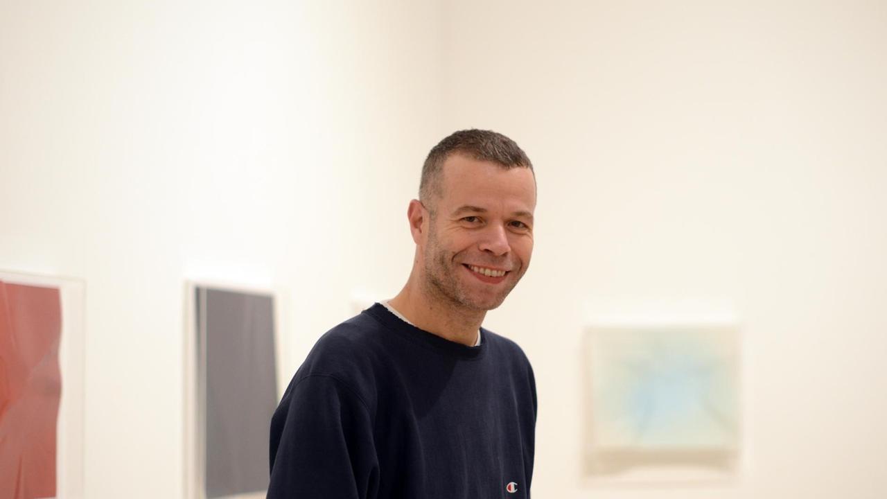 Künstler Wolfgang Tillmans steht am 28.02.2013 in der Kunstsammlung Nordrhein-Westfalen in Düsseldorf in seiner Ausstellung.