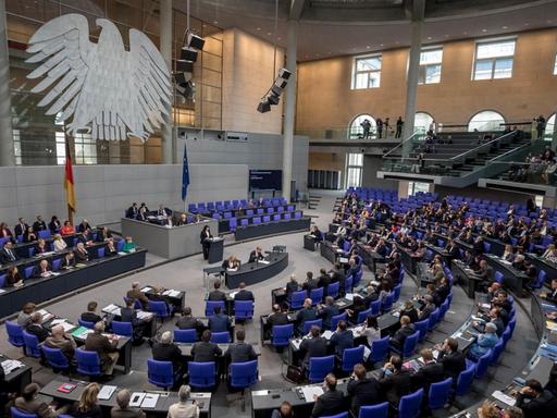 Blick von einer Zuschauertribüne aus auf das Plenum des voll besetzten Bundestags. Am Rednerpult steht die SPD-Fraktionsvorsitzende Andrea Nahles.
