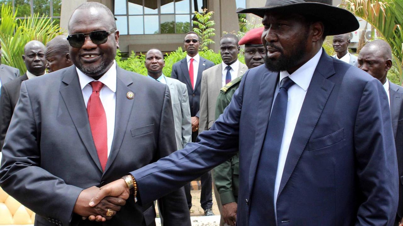 Präsident Salva Kiir (r.) und sein inzwischen abgesetzter Vertreter Riek Machar schütteln sich die Hände.