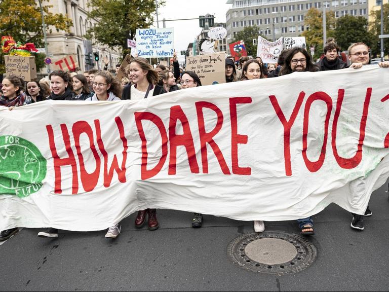 Aktivisten von Fridays for Future demonstrieren mit einem Banner mit der Aufschrift "How Dare You" vor dem Invalidenplatz.