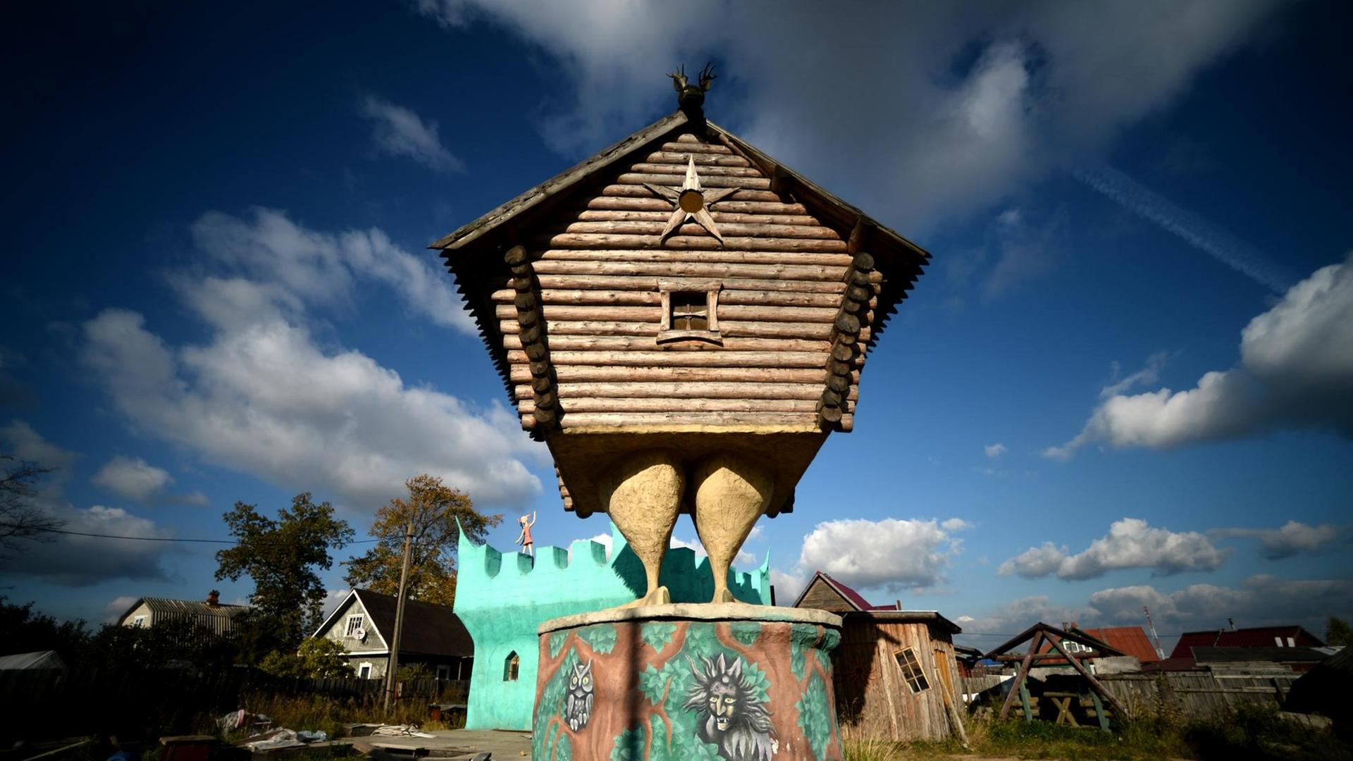 Nachbau aus Holz der Hütte auf Hühnerfüßen der aus slawischen Märchen bekannten Zauberin Baba Jaga