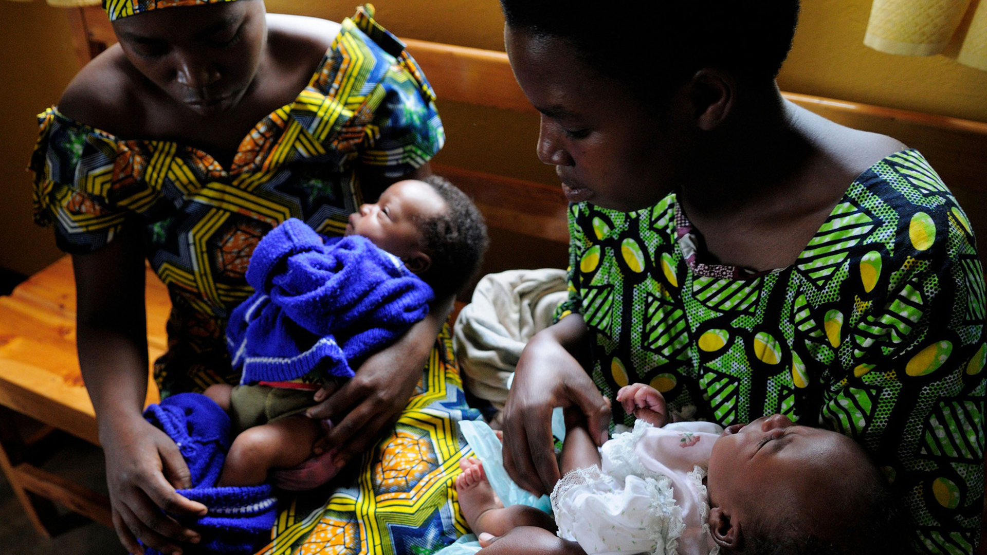 Zwei Frauen warten mit ihren Babys auf ärztliche Behandlung in Ruanda