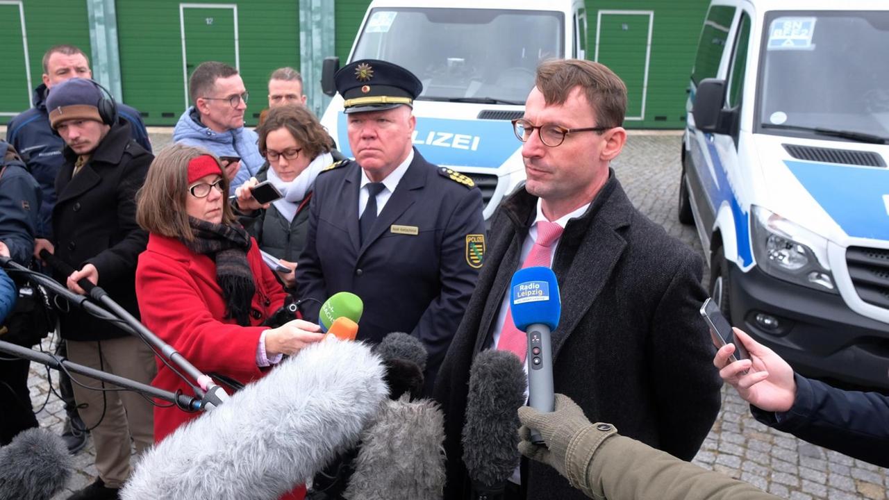 Roland Wöller, Innenminister von Sachsen, und Horst Kretzschmar, Landespolizeipräsident von Sachsen, geben auf dem Gelände der Bereitschaftspolizei eine Pressekonferenz zu den Ereignissen in der Neujahrsnacht im Stadtteil Connewitz.