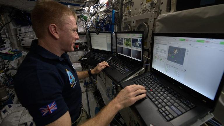 Tim Peake an der Rover-Control-Workstation im ESA's Columbus Science Module an Board der ISS