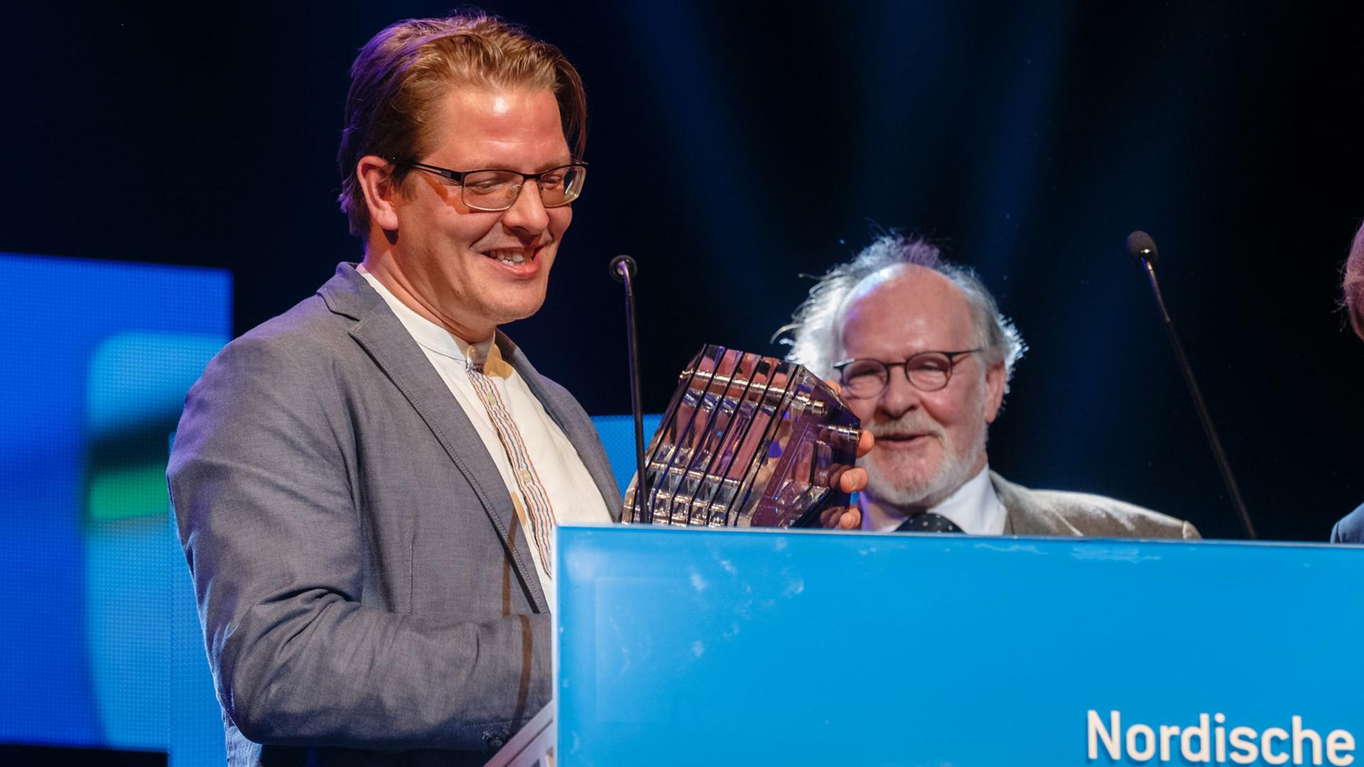 Der Produzent Grimar Jonsson bedankt sich neben seinem Laudator, dem Schauspieler Gunnar Jonsson, am 07.11.2015 in Lübeck auf der Filmpreisnacht der 57. Nordischen Filmtage über den Erhalt des Baltischen Filmpreises für seinen Film "Sture Böcke". Foto: