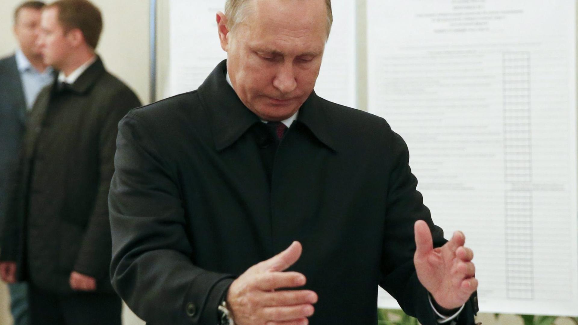 Russlands Präsident Putin bei der Stimmabgabe