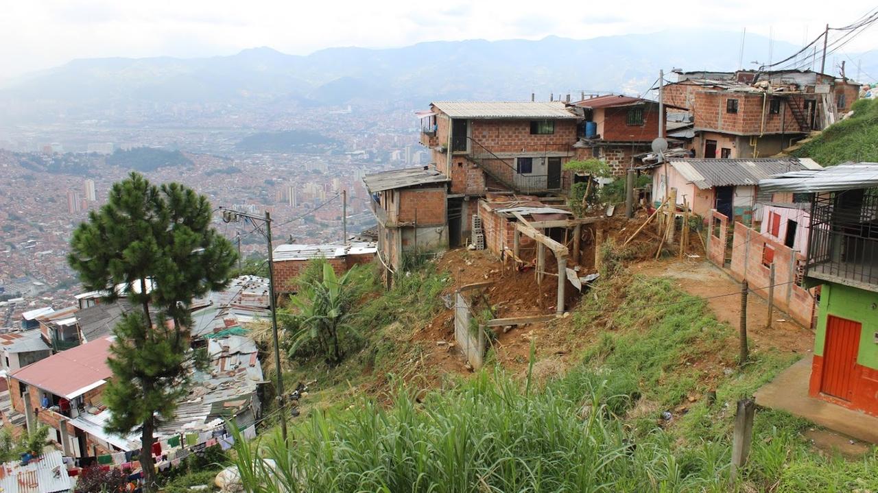 Viele der Bewohner der Comuna 8 im kolumbianischen Medellín sind Vertriebene und haben illegal ihre Häuser gebaut.