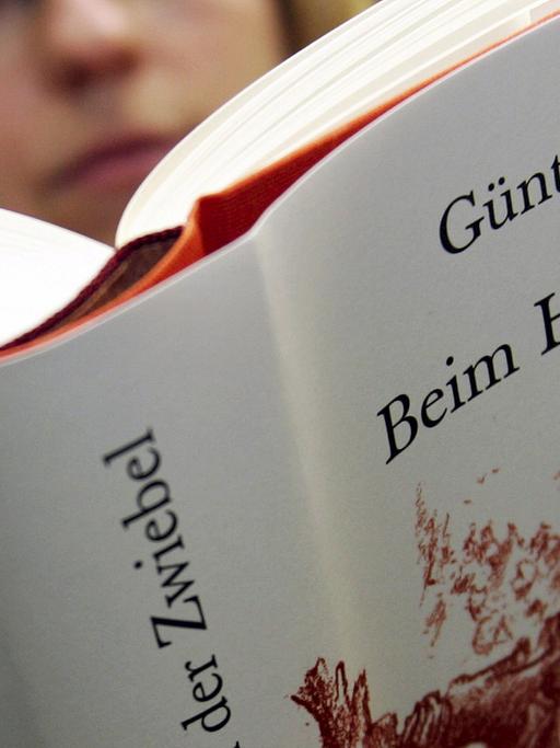 Das Buch "Beim Häuten der Zwiebel" von Literaturnobelpreisträger Günter Grass.