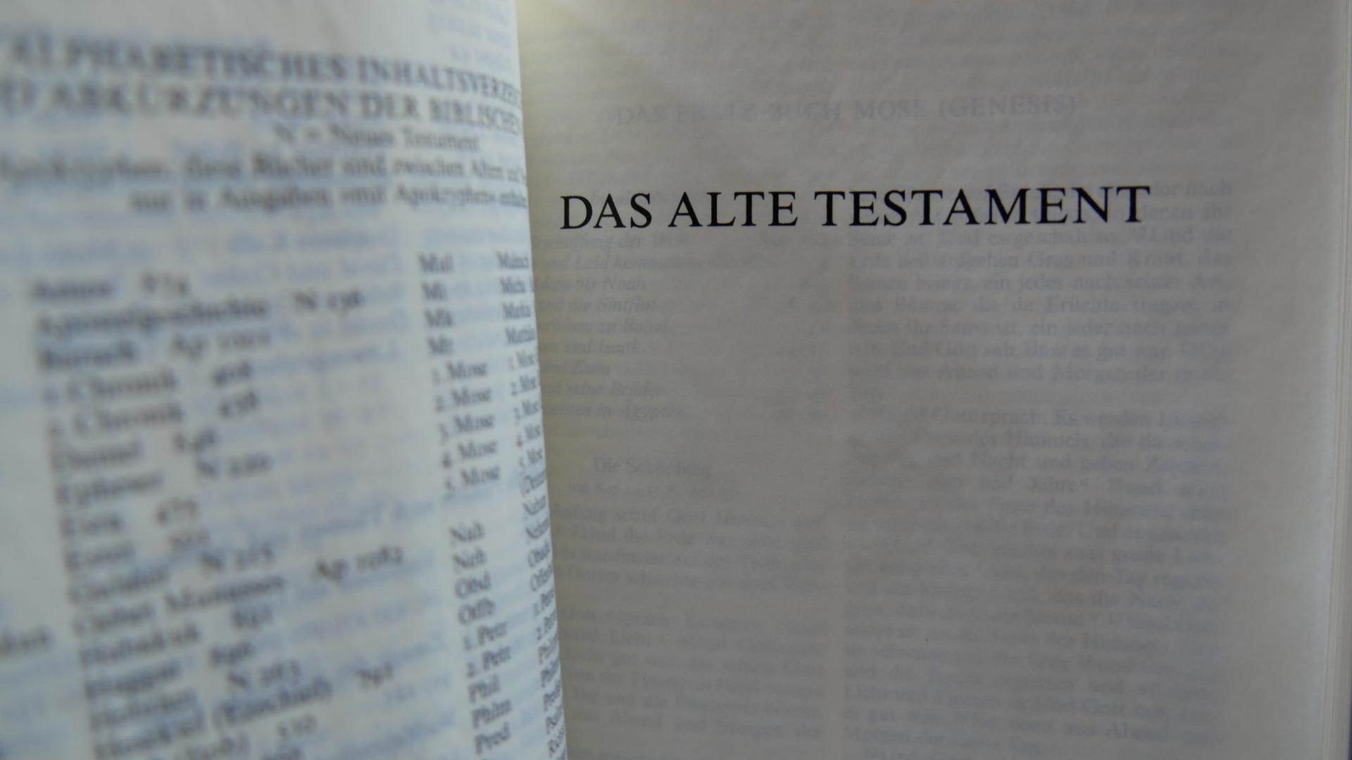 Eine aufgeschlagene Bibel mit dem Schriftzug "Das Alte Testament"