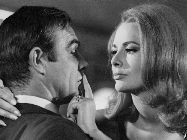 Karin Dor und Sean Connery in einer Szene des James-Bond-Films "Man lebt nur zweimal"
