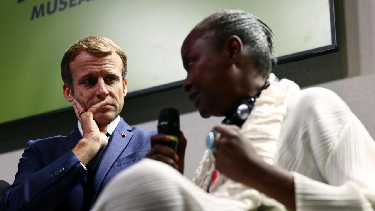 Die Kuratorin Koyo Kouoh mit Frankreichs Präsident Macron Die Kuratorin Koyo Kouoh mit Frankreichs Präsident Macron