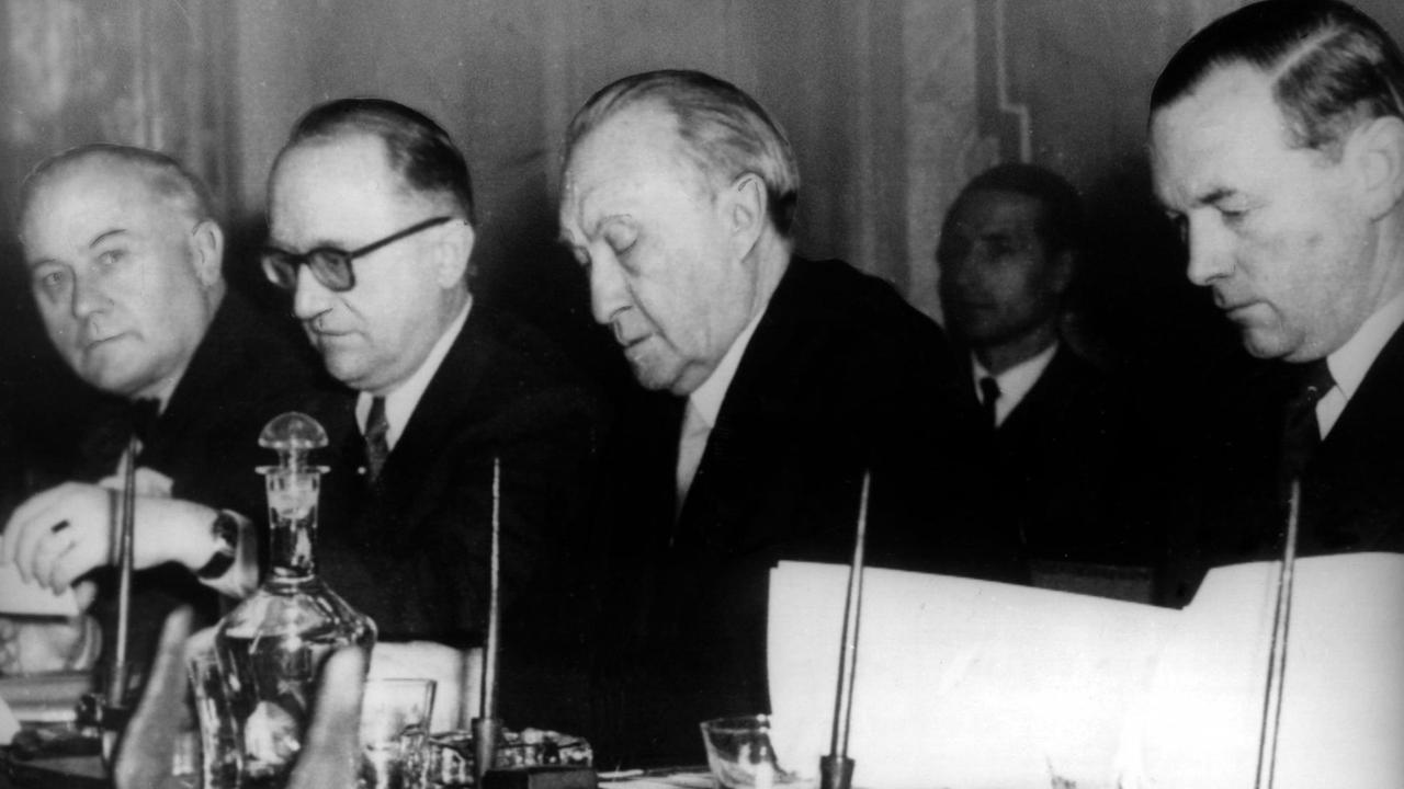 Bundeskanzler und Außenminister Konrad Adenauer (2. v. r.) 1953 in Rom zur Konferenz der sechs Außenminister der europäischen Montanunion-Staaten.