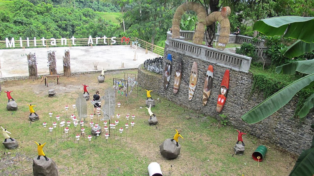 Kunstinstallation im Hof des Hauptveranstaltungsorts des Ubud Writers Festival auf Bali