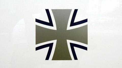 Das Logo der Bundeswehr auf einem Bus des Fuhrparks der Deutschen Streitkräfte.