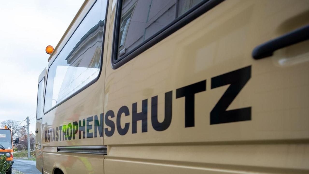 Ein Transporter mit der Aufschrift Katastrophenschutz. Ein Transporter mit der Aufschrift Katastrophenschutz.