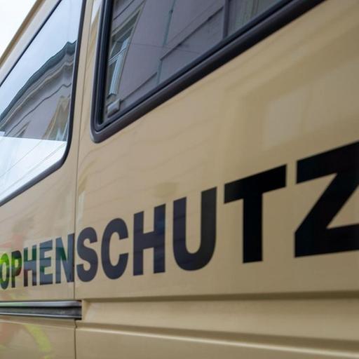 Ein Transporter mit der Aufschrift Katastrophenschutz.