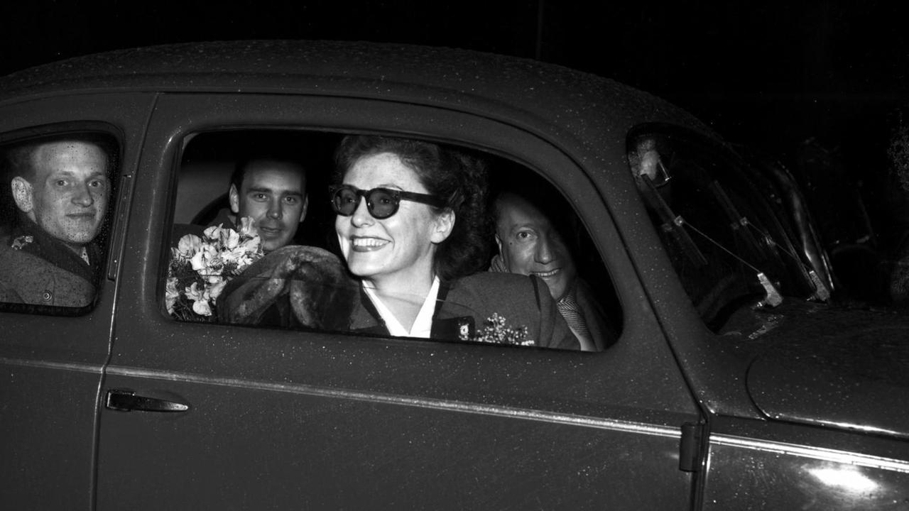 Zarah Leander in Berlin / Foto, 1964 Leander, Zarah schwed. Schauspielerin und Saengerin, 1907-1981. - Zarah Leander im VW-Kaefer bei einem Besuch in Berlin. - Foto, 1964. |