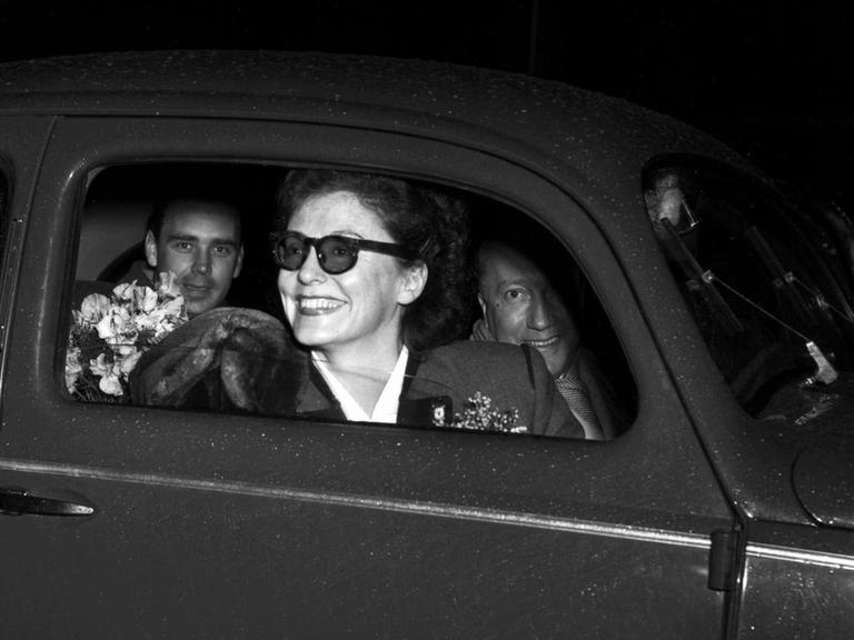 Zarah Leander in Berlin / Foto, 1964 Leander, Zarah schwed. Schauspielerin und Saengerin, 1907-1981. - Zarah Leander im VW-Kaefer bei einem Besuch in Berlin. - Foto, 1964. |