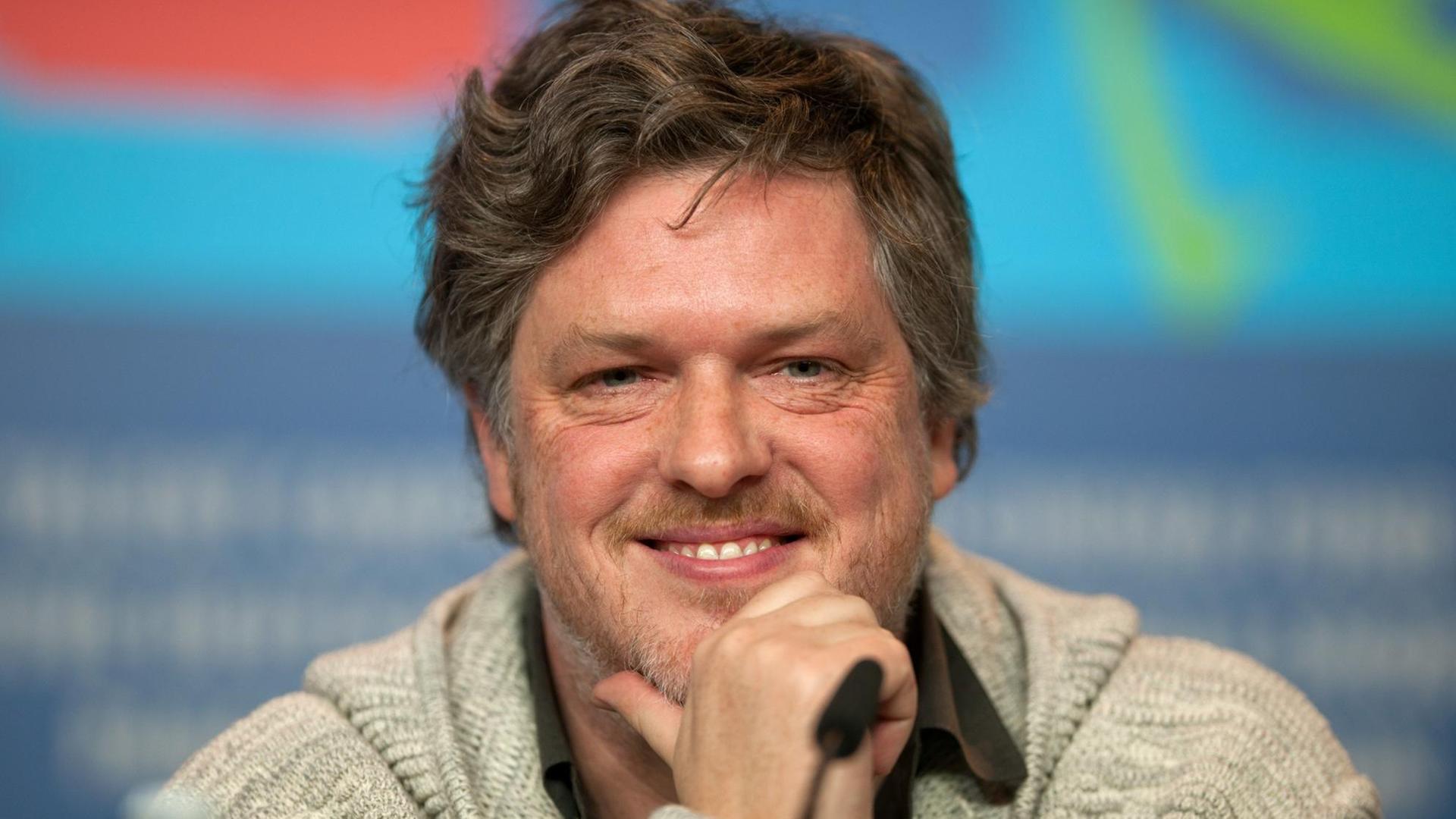 Der Regisseur Matthias Glasner lächelt während der Pressekonferenz auf der 62. Berlinale.
