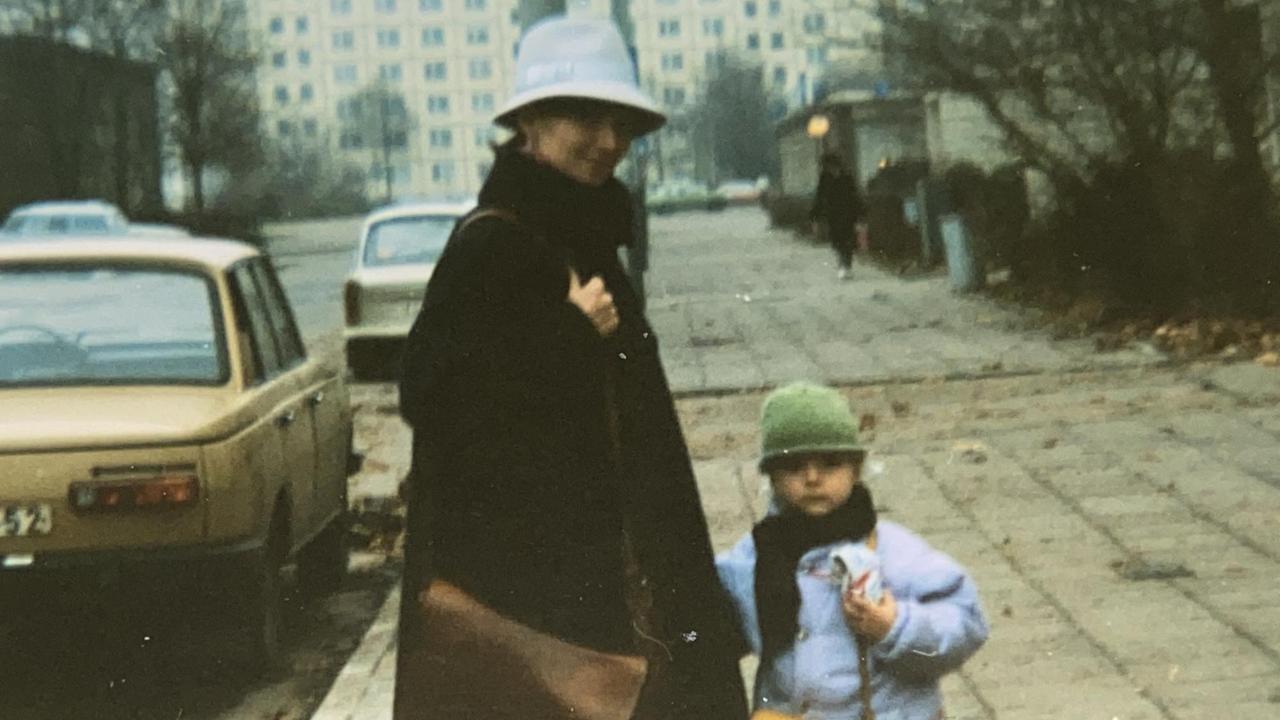 Eine ältere Fotografie zeigt Anja Bauer, die mit ihrer Tochter Lena auf einem Gehweg steht.