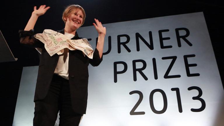 Die französische Künstlerin Laure Prouvost freut sich über den Gewinn des Turner-Preises 2013.