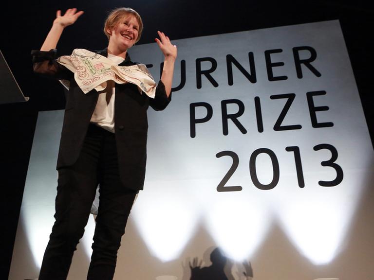 Die französische Künstlerin Laure Prouvost freut sich über den Gewinn des Turner-Preises 2013.
