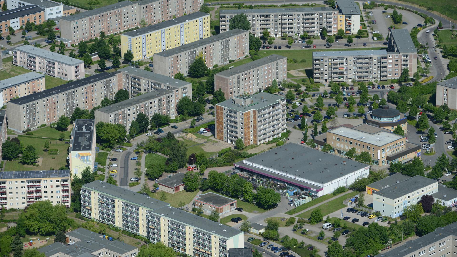 Plattenbauten aus DDR-Zeiten im Neubaugebiet Rotensee der Stadt Bergen auf der Insel Rügen.