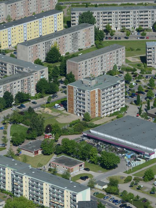 Plattenbauten aus DDR-Zeiten im Neubaugebiet Rotensee der Stadt Bergen auf der Insel Rügen.
